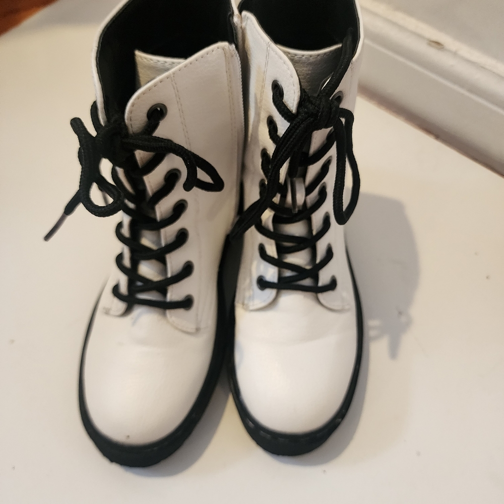 Girls used white ankle boots